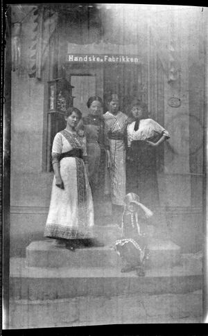Handskefabriken-sepia justert01 2-1.jpg