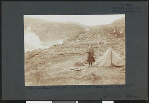 Hanna Resvoll Holmsen ved sit telt i Adamsfjord - no-nb digifoto 20160317 00384 bldsa NGU0295.jpg