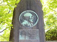 Portrettmedaljong i bronse, maleren Hans Gude og kona, Vår Frelsers gravlund. Foto: Stig Rune Pedersen