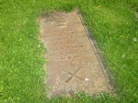 Eksempel på eldre, liggende gravminne av jern: Eidsvollssmannen Hans Hein Nysom på Botne kirkegård. Foto: Stig Rune Pedersen