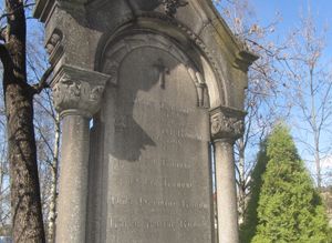 Hans Konow gravminne.jpg