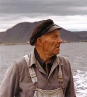 Hans O. Sævik fotografert av familien om bord i ein sjark på Holmefjorden.