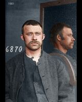 Lorentz Kristian Hansen. Forbryterportrett 15. mai 1901 fra Kristiania politikammer. Bildet tatt ved løslatelsetidspunkt i 1901 etter at Lorentz har sonet 9 måneder straffearbeid ved Akershus landsfengsel. Foto: Digitalt fargelagt (originalbilde i digitalarkivet)