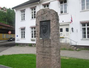 Harald Galtung minnesmerke Holmestrand.jpg