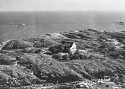 Forlagsdirektør Harald Griegs landsted «Terningen» i Portør, tegnet av Arnstein Arneberg, oppført 1938. Foto: Widerøes Flyveselskap/Berg museum