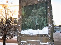 Harald Hårdråde-bautaen på Harald Hårdrådes plass, med relieff av Lars Utne, ble avduket i 1905. Foto: Stig Rune Pedersen