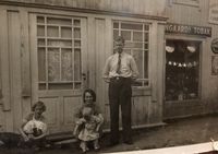 Harald Holmstad med kona Solveig og datteren Olaug på Kvastad i Skreien.