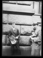 Harald Liljedahl mottar blomster etter å ha sonet 60 dagers fengsel. Foto: Narve Skarpmoen (1924)