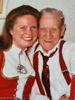 Familiemannen Harald Tvetene. Her sammen med barnebarnet Nina-Kristin 17. mai 1998 Foto: Stilt til disposisjon av Nina-Kristin Tvetene