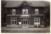 Harpefoss stasjon, tegnet av Paul Due, og oppført av Strømmen Trævarefabrik. Kilde: Jernbanemuseet