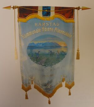 Harstad Høiere Alemnskoles fane.JPG