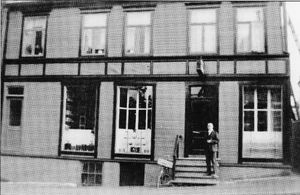 Harstad Samvirkelag i Rikard Kaarbøsgt. 17 ca. 1950.jpg