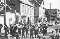 1948. På marsj ned Storgata idet ungdomskorpset passerer skomaker Grønningsæters butikk.