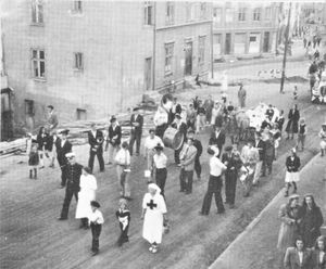 Harstad ungdomsmusikkorps i Strandgata 1947.jpg