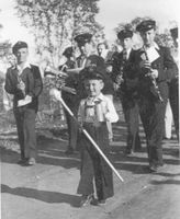I 1948 var det igjen Harstad Ungdomsmusikkorps som gikk i spissen for opptoget, ledet av tamburmajor Viggo Balswick