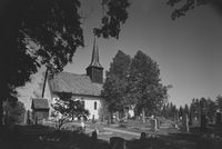 Haslum kirke fotografert i 1949. Foto: Ukjent/Nasjonalbiblioteket