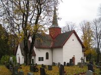 Haslum kirke ligger ved Haslum kirkegård. Foto: Hans P. Hosar