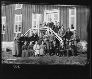Hattfjelldal. Gamle Præstegaard. Konfirmanter. - NB bldsa OTO0800 A.jpg
