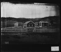 11. Hattfjelldal gamle Præstegaard set fra Kirken - NB bldsa OTO0787 A.jpg