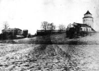 Haug kirke og den gamle prestegården sett fra Sundbakken