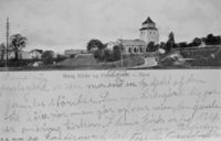 Kirken og prestegården sett fra Hokksund stasjon i 1902.