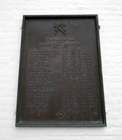 Minneplate for falne fra Haugsbygd under andre verdenskrig, ved inngangen til Haug kirke. Foto: Siri Iversen (2015).