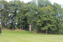 Frihetsmonumentet er plassert på feltet, med haug 1 til venstre i bildet. Foto: Chris Nyborg (2016).