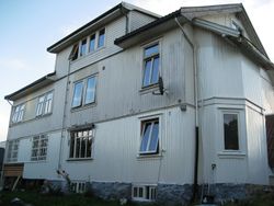 Haugehusets østfasade forteller om flere utbyggingstrinn.