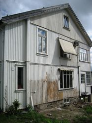 Haugehusets sørfasade ble rehabilitert i 2010. Huset var en opprinnelig møllerbolig for Braate mølle, men ble Strømmen Trævarefabriks direktørbolig fra 1884-1929.
