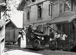 Dette bildet fra rundt 1920 viser Haugehuset med familiens nyanskaffede bil.
