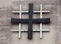 Detalj fra utendørs vegg med kors, Haugerud kirke. Foto: Stig Rune Pedersen