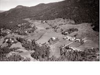 Hauggrend sett frå SV. Til venstre øvre Haugane, deretter øvre og nedre Midtgarden. Oppe til venstre Tveiten med Bergland til høgre. I sentrum mot høgre Foldsæ. I nedre kant av biletet og jordet skimtar ein taka på Hauggrend skule.