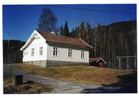 Hauggrend skulehus er bygd 1900. Nedlagd som skule 1993 og er i 2011 grendehus.