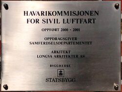 Veggtavle oppsatt ved innvielsen av Havarikommisjonen nybygg 2001.