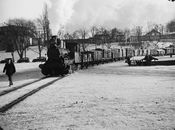 Havnebanen på vei over Rådhusplassen 1935, Skansen og Akershus i bakgrunnen. Foto: Oslo Museum (1935).