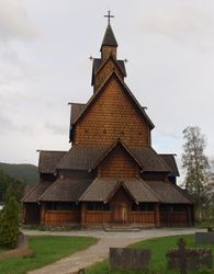 Vestsida med hovudinngangen. Foto: Siri Iversen (2011).