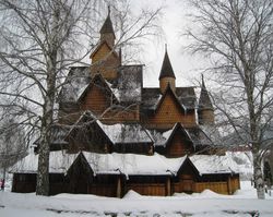 Stavkyrkja i vinterskrud. Foto: Rebekka Mordt Hosar (2013).