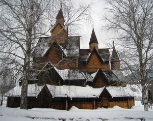 Heddal stavkyrkje feb 2013.jpg