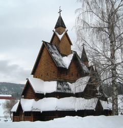 Kyrkja frå sørvest. Foto: Hans P. Hosar (2013).