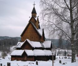 Vestsida med hovudinngangen. Foto: Hans P. Hosar (2013).