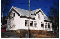 Hegglandsgrend gamle skulehus var bygd 1863 og vart rive 1913, ny skule vart bygd. Hegglandsgrend noverande skulehus er bygd 1913. Nedlagd som skule 1963 og er i 2011 grendehus.