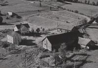 Heksum nedre vestre gnr. 88/9 og Heksum nedre østre gnr. 88/8 Foto: Widerøe Flyveselskap (1951).