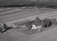 Heksum søndre bruk II gnr. 89/2 Foto: Widerøe Flyveselskap (1951).
