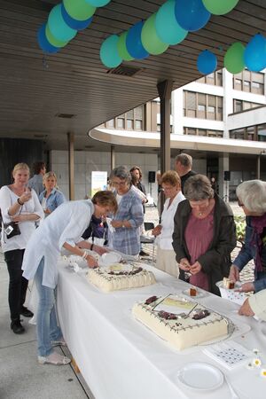 Hele Gjøvik leser kake.jpg