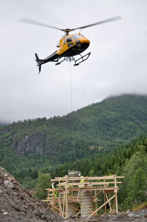 Helikopter i arbeid.JPG