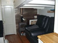 Her er me i salongen under dekk med vedomn og gode stolar.