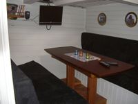 Denne sofagruppa er plassert på styrbord bak mot skott