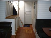 Trapp opp til kappa. Dør rett fram til soveplass.