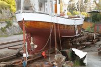 «Hellarnes» på slipp, her er komne på slingrekjølar.