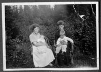 Familien Paulsberg. Helmine med Astrid og Paul med Sverre på fanget. Foto: Ukjent, 1938